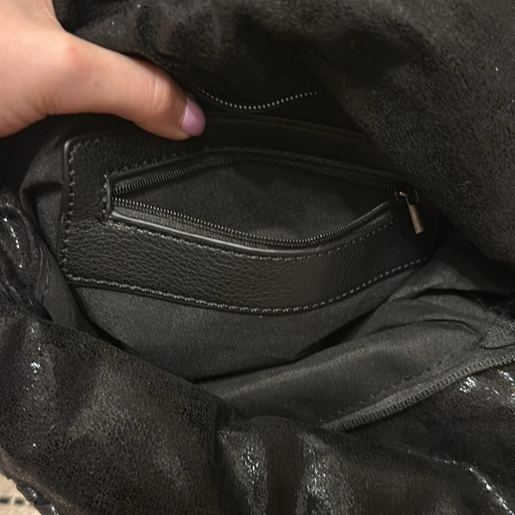 NWOT Vegan Shiny Leather and Gun Metal Chain Hand Bag - Picture 5 of 6